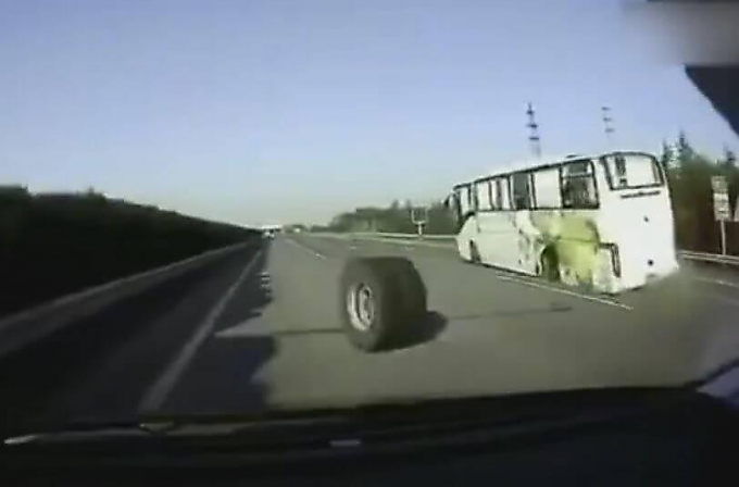 Отлетевшее от автобуса колесо, «подбило» легковушку на скоростной магистрали (Видео)