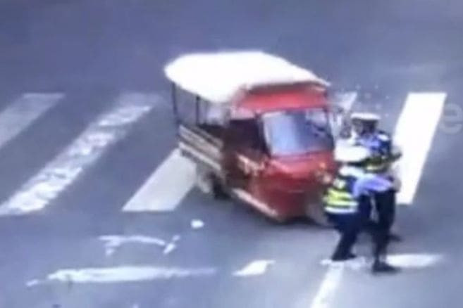 Полицейские оказались на пути потерявшего управление электромобиля в Китае (Видео)