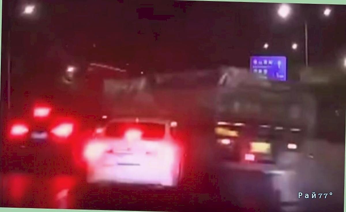 Автомобиль и грузовик оказались в кювете по вине резко остановившейся легковушки ▶️ Автомобиль и грузовик оказались в кювете по вине резко остановившейся легковушки ▶️