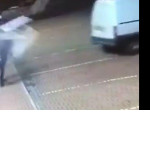 Грабитель, управляя фургоном, обрушил дверь магазина на своего зазевавшегося коллегу ▶