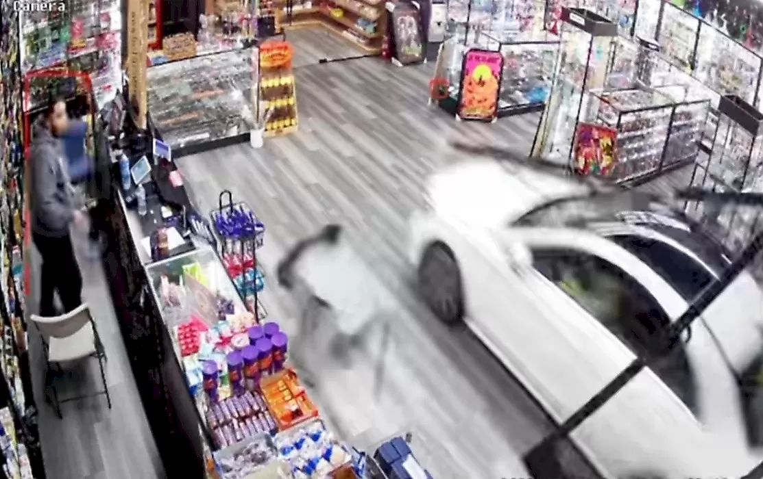 Нетрезвая девица проложила маршрут сквозь магазин на автомобиле: видео