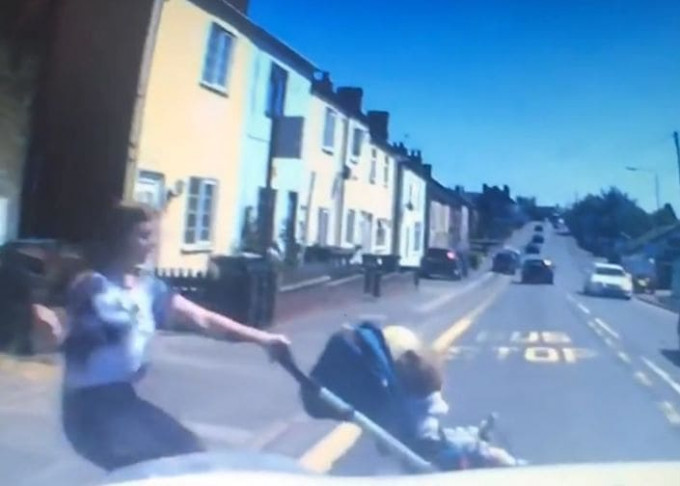 Бестолковая мамаша чуть не упустила коляску с ребёнком под колёса автомобиля (Видео)