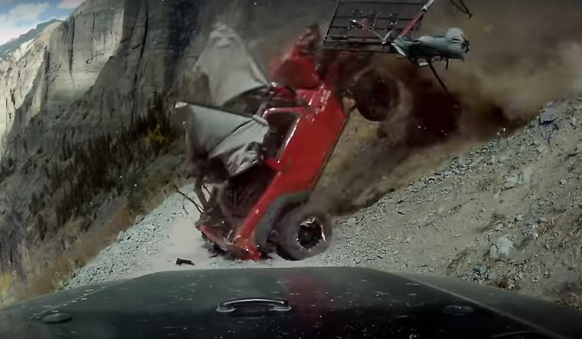Джип, упавший с обрыва, попал на видео в горах Колорадо