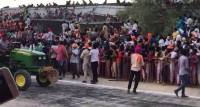 Крыша стадиона не выдержала веса сотен зрителей, во время соревнования тракторов в Индии (Видео)