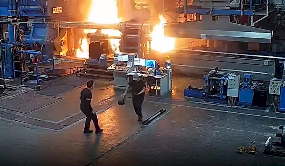 Работник сгоревшего завода, рискуя жизнью спас свой гаджет и попал на видео в России