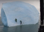Восхождение на айсберг двух экстремалов закончилось водными процедурами в океане - видео