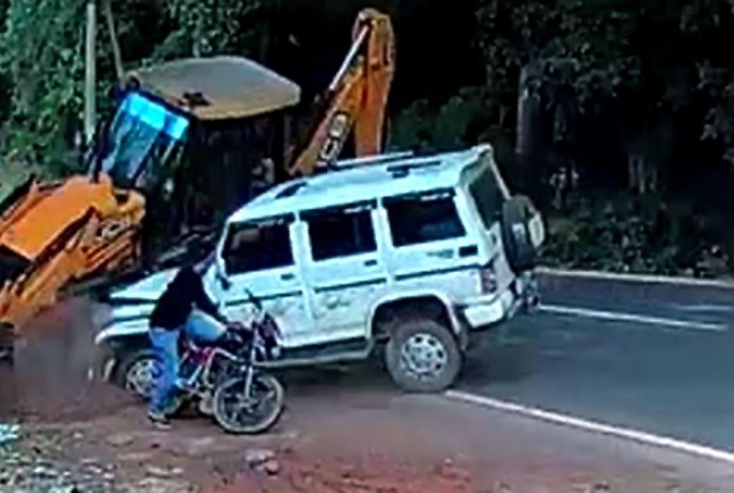 Мотоциклист оказался на пути неразъехавшихся трактора и внедорожника в Индии