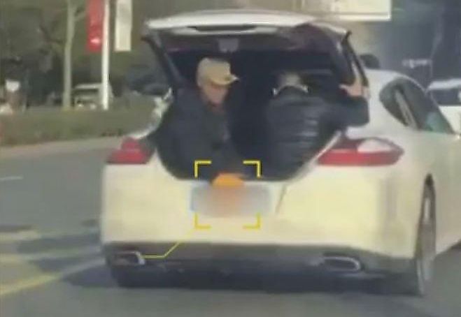 Семерых любителей бамбука, сидящих в салоне и багажнике Porsche, задержали полицейские в Китае ▶