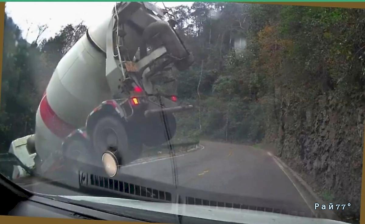 Бетономешалка едва не раздавила легковушку и чудом не оказалась в кювете ▶️ Бетономешалка едва не раздавила легковушку и чудом не оказалась в кювете ▶️