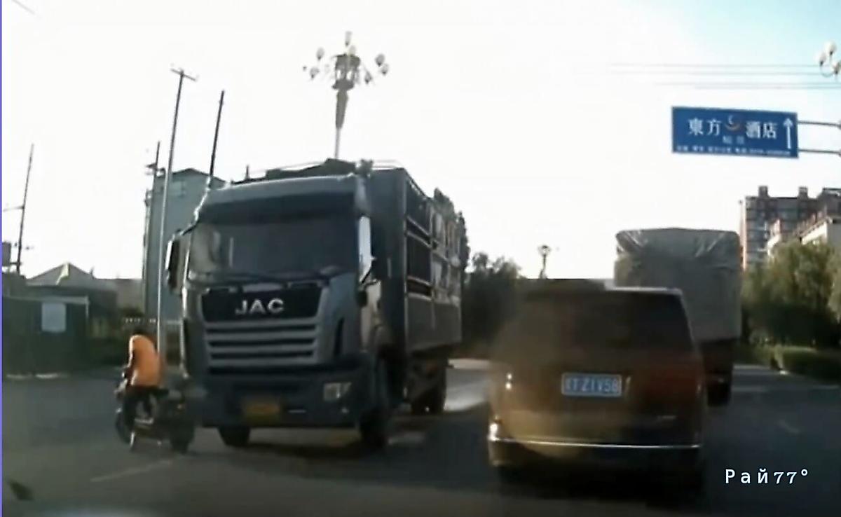 Пожилая скутеристка чудом не угодила под колёса грузовика