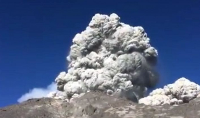 Проснувшийся вулкан, прервал завтрак альпинистов в горах Индонезии (Видео)