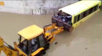 Спасатели на бульдозере вытащили 35 детей из затопленного в переходе школьного автобуса (Видео)