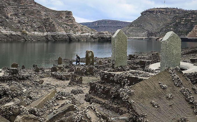 Затопленная древняя деревня показалась из-под воды после поломки плотины в Турции