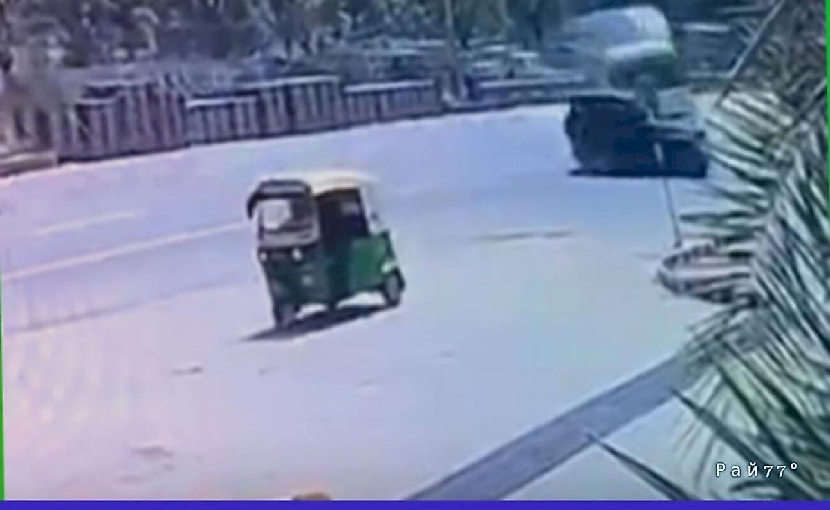 Автоцистрерна опрокинулась, объезжая легковушку ▶️ Автоцистрерна опрокинулась, объезжая легковушку ▶️