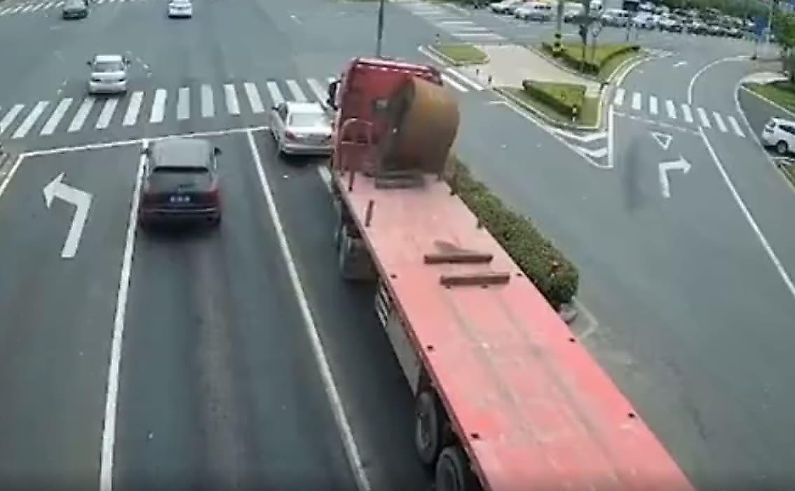 Массивный рулон металла снёс кабину грузовика в Китае