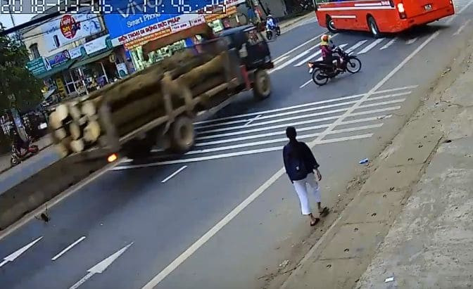 Мотоциклистка отвлекла внимание водителя грузовика, врезавшегося в автобус во Вьетнаме (Видео)