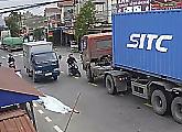 Мотоциклисты, угодив между грузовиками, лишились мотоцикла во Вьетнаме