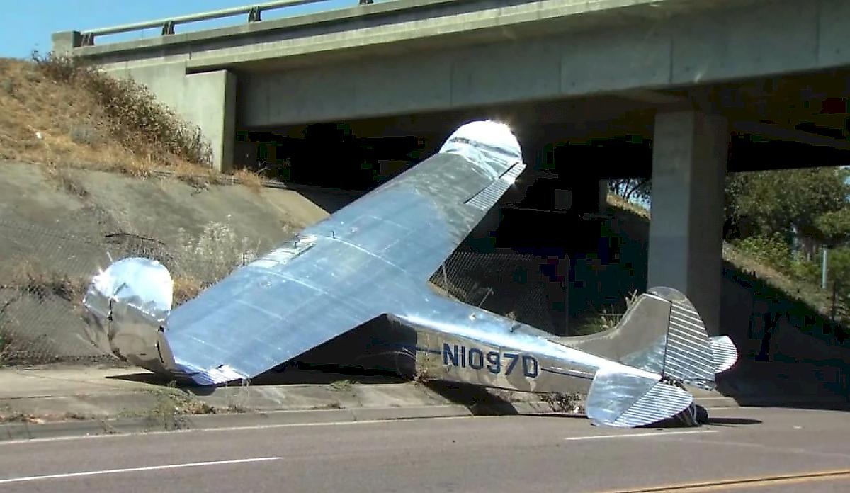 Падение самолёта на шоссе попало на видео в США
