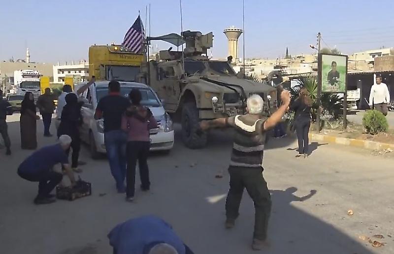 Сирийские жители закидали гнилой картошкой военный конвой США ▶