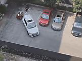 Забавная парковка автомобиля, в исполнении неумелого водителя, попала на видеокамеру в Китае ▶