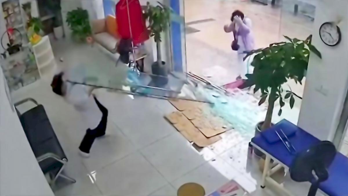 Женщина, заходя в клинику, умудрилась разбить обе стеклянные двери в Китае