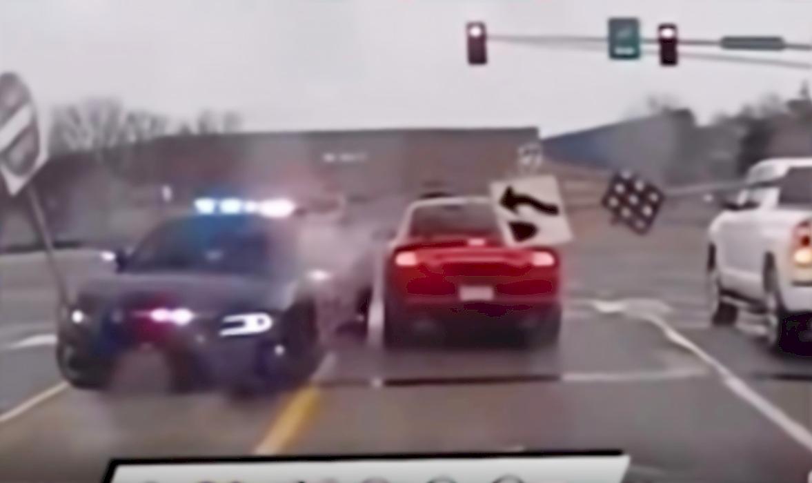 Зрелищное появление полицейского автомобиля и ДТП попали на видео, и рассмешили сеть