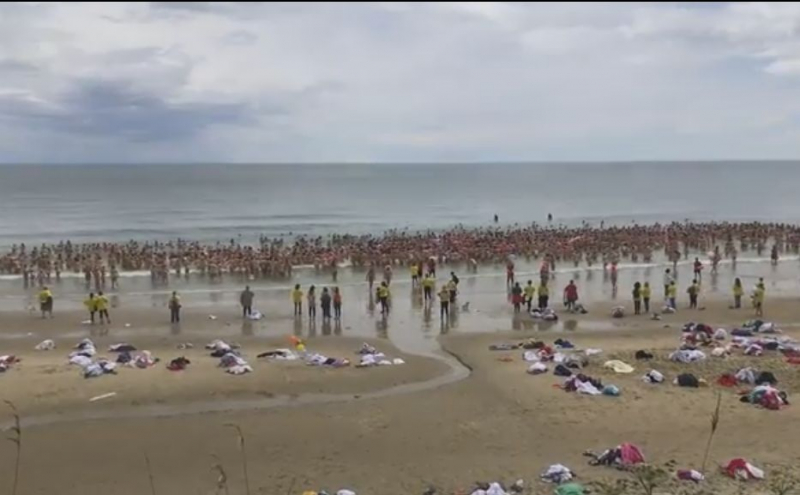 1800 женщин обнажились на пляже в Ирландии в рамках благотворительной акции ▶
