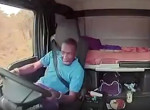 Африканский дальнобойщик, управляя грузовиком, чудом пережил вооружённое нападение - видео