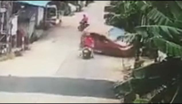 Водитель легковушки, объезжая двух мотоциклистов, завалил на бок свой автомобиль (Видео)