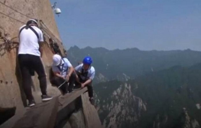 Китайские рабочие отремонтировали высокогорную деревянную дорогу на высоте более 2000 метров (Видео)