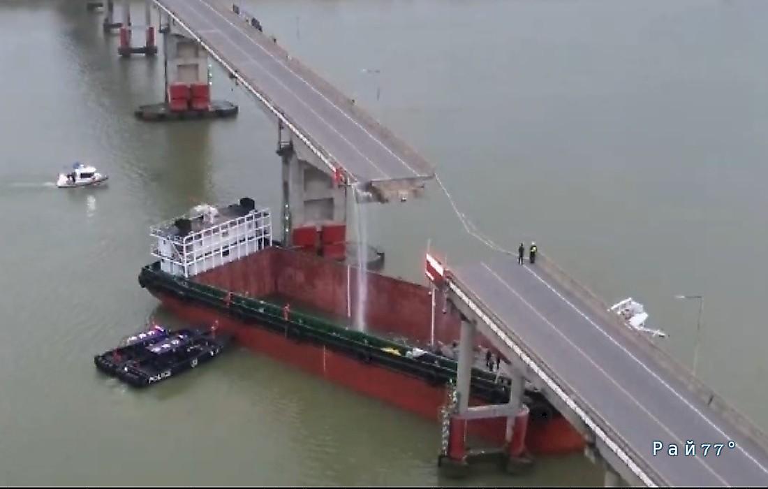 Судно-контейнеровоз обрушило часть моста в Китае: видео