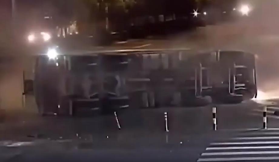 Скутерист спасся бегством от опрокинувшегося грузовика с навозом в Китае