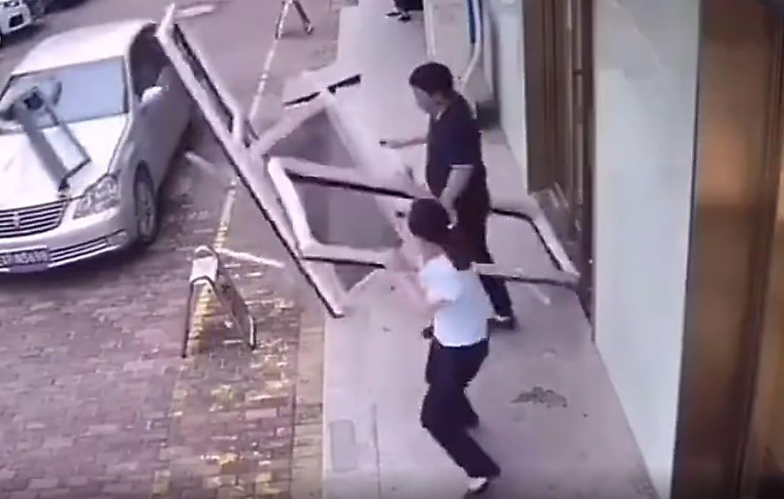 Упавшая с балкона рама чудом не задела пешехода в Китае