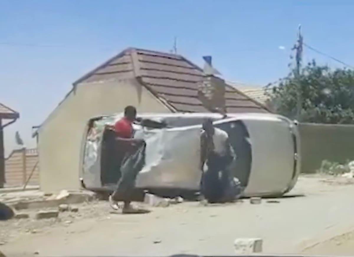 «Весёлая» компания, пережив автокатастрофу, покинула салон перевёрнутой легковушки в ЮАР