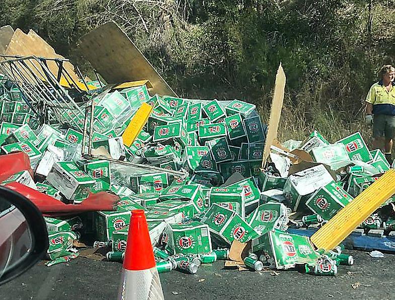 Австралийская трагедия: грузовик с пивом «пролил» свой груз на оживлённой магистрали ▶