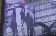 Турецкий школьник лишился штанов при попытке перелезть через автоматические ворота (Видео)