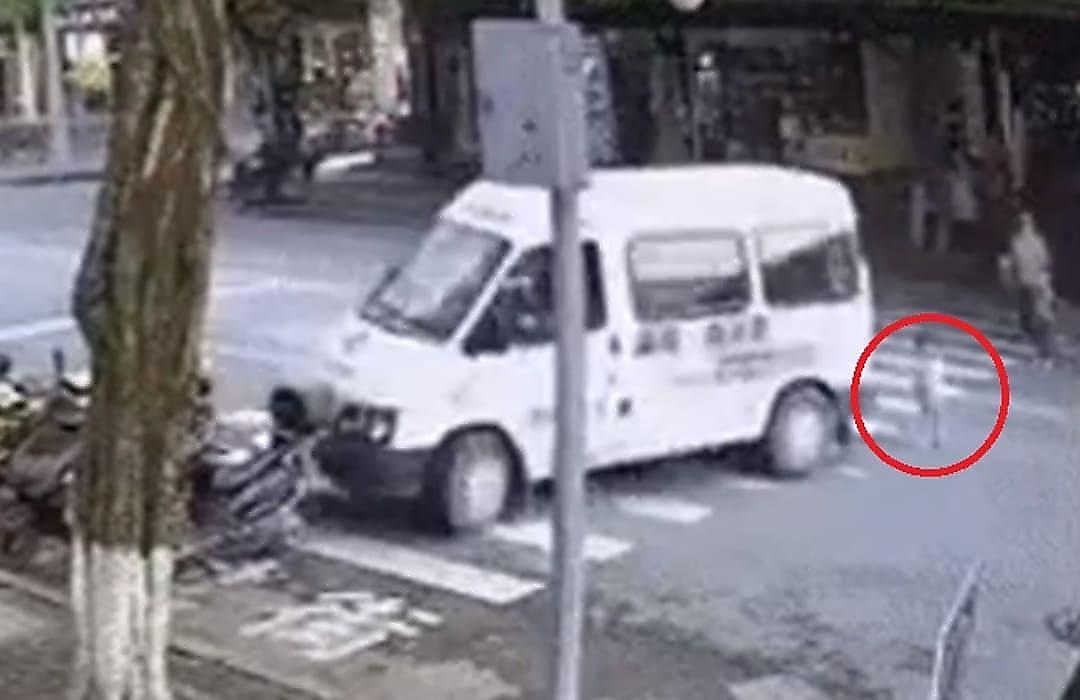 Водитель фургона мастерски избежал столкновения с выбежавшим на трассу ребёнком и попал на видео