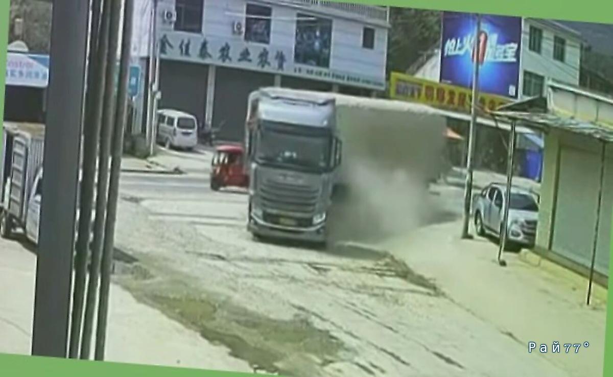 Водитель фуры чудом не задавил китайца на мотороллере ▶️