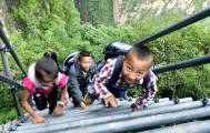 Китайский экстремал совершил прогулку без страховки по самой высокой «стремянке» в мире. (Видео) 6