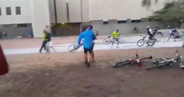 Из за сильного ветра организаторы вынуждены были прервать велогонку Cape Town Cycle Tour в Южной Африке. (Видео)