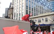 Тысячи разнополых «Санта - Клаусов» вышли на улицы Вуллонгонга, Лондона и Нью - Йорка + зомби вечеринка в Австралии (Видео) 132