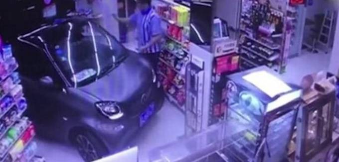 Ленивый китайский водитель из за дождливой погоды совершил покупки в магазине, не выходя из автомобиля. (Видео)