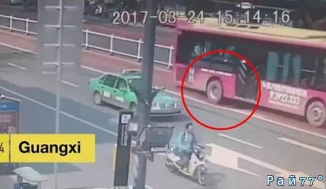 Автобус с 21-м пассажиром на борту чуть не ушёл под землю на китайской автостраде (Видео)