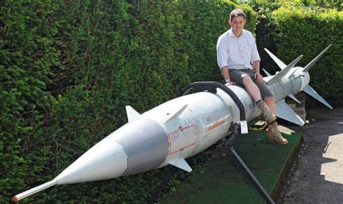 На аукционе в Британии выставили необычный «садовый инвентарь» - советскую ракету V-760.