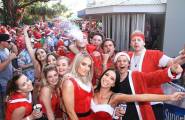 Тысячи разнополых «Санта - Клаусов» вышли на улицы Вуллонгонга, Лондона и Нью - Йорка + зомби вечеринка в Австралии (Видео) 4