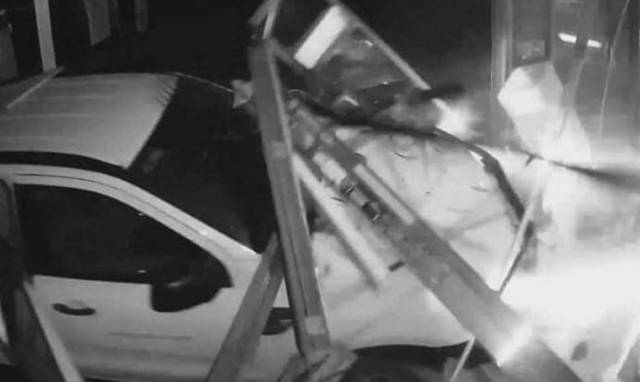 Грабители протаранили магазин на угнанном автомобиле в Австралии (Видео)