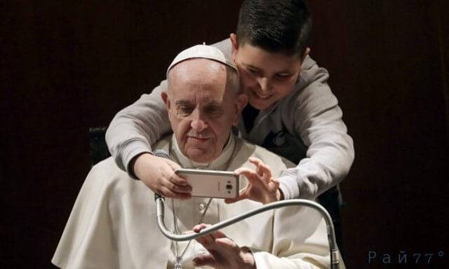 Наглый подросток застал врасплох папу римского, сделав селфи - снимок с понтификом.