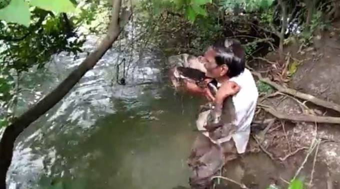 Индийский фермер, спасший рыбу, завёл себе по-настоящему верного, водоплавающего друга. (Видео)