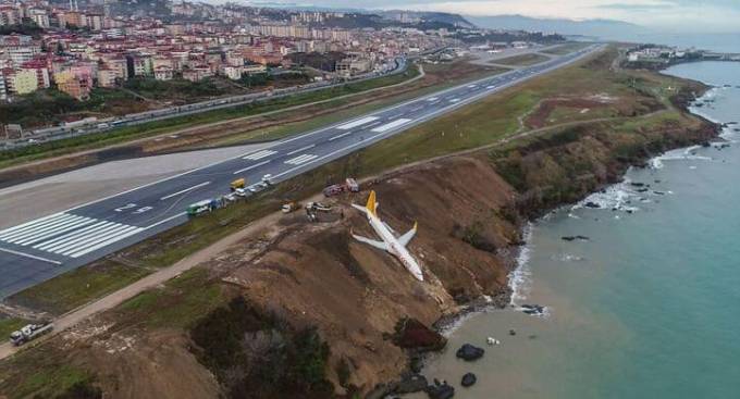 Самолёт со 162-мя пассажирами на борту чуть не упал с обрыва в Турции (Видео)