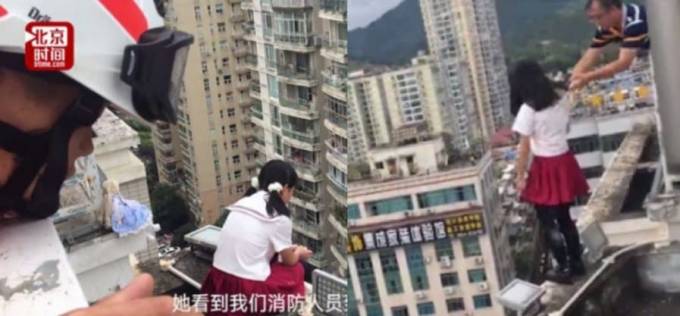 Директор школы спас ученицу, пытавшуюся спрыгнуть с крыши дома в Китае. (Видео)